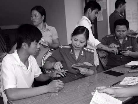 Chị Xuyến với nụ cười hiền hậu năm xưa (ảnh chụp năm 1978 tại xã Tiền Phong, huyện Đà Bắc).