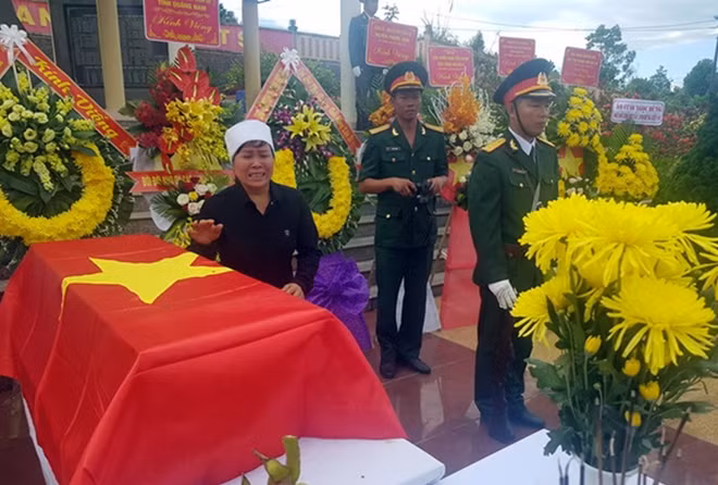 Thân nhân các liệt sĩ bày tỏ xúc động tại buổi lễ.