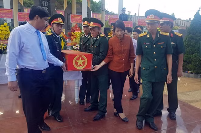 Tổ chức trọng thể lễ an táng các liệt sĩ đặc công.