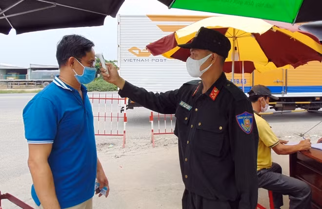 Lực lượng Công an nỗ lực kiểm soát số lượng người, phương tiện tại các cửa ngõ ra vào tỉnh Quảng Nam nhằm ngăn chặn dịch COVID-19 xâm nhập.