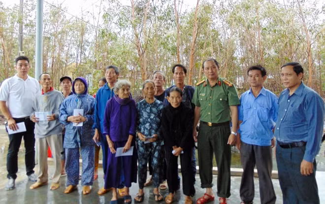 Đoàn công tác tặng quà cho người dân xã Tam Anh Nam, huyện Núi Thành.
