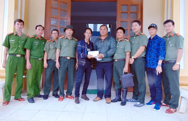 Do đường sạt lở, mưa lớn, một số hộ gia đình không đến nhận quà được nên đoàn công tác gửi lại các suất quà cho lãnh đạo xã Trà Đốc trao tặng cho người dân sau.