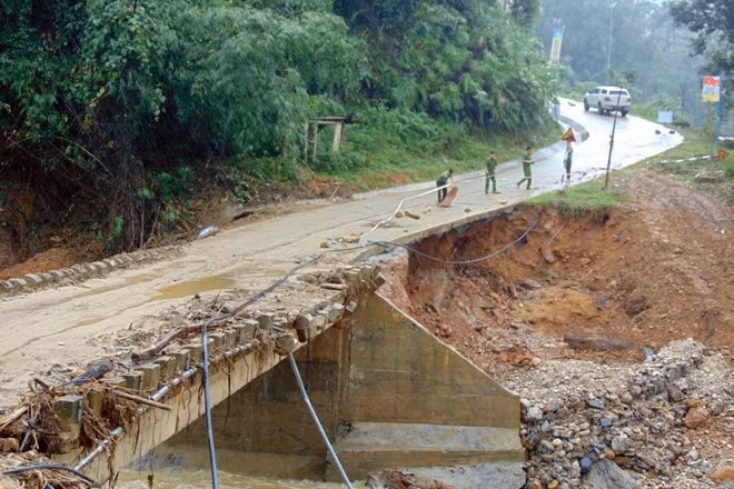 Tuyến đường vào xã Trà Vân, huyện Nam Trà My bị sạt lở, hư hỏng nghiêm trọng.