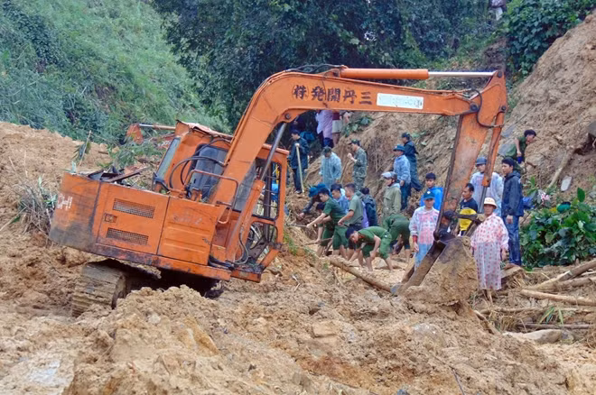 Lực lượng Công an tham gia tìm kiếm nạn nhân mất tích trong vụ sạt lở đất tại xã Trà Tân, huyện Bắc Trà My.