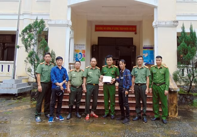 Đoàn công tác tặng quà CBCS Công an huyện Nam Trà My.
