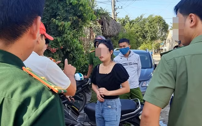 Lực lượng chức năng tỉnh Quảng Nam làm việc với một người Trung Quốc nhập cảnh trái phép (Ảnh tư liệu).