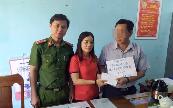 Chị Minh trao trả lại tài sản nhặt được cho anh X.