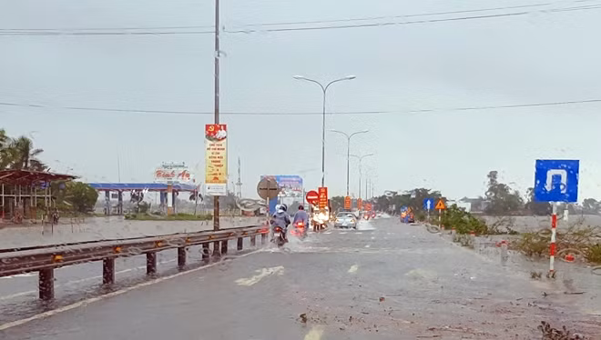 Nước tràn qua QL1A, đoạn từ Km984 - Km986 qua tỉnh Quảng Nam.