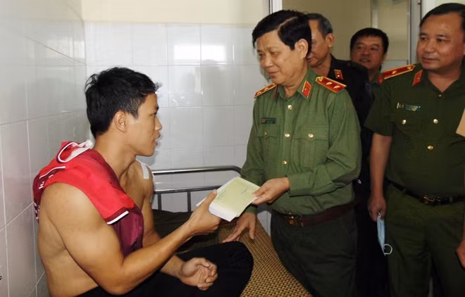 Thứ trưởng Nguyễn Văn Sơn thăm hỏi, tặng quà động viên chiến sĩ Nguyễn Minh Hoàng.