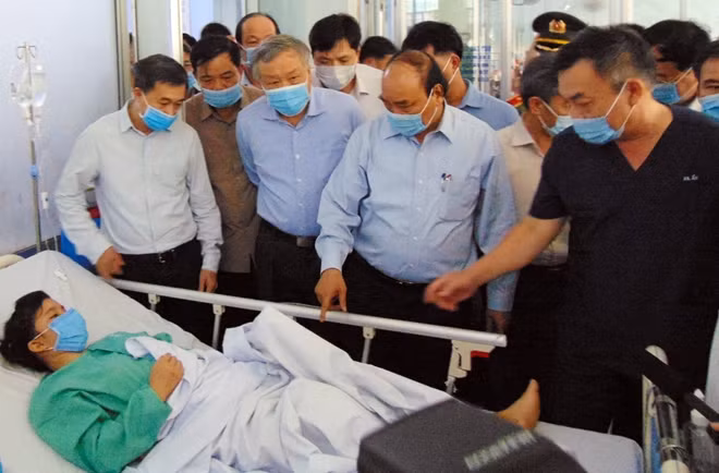 Tại Bệnh viện Đa khoa tỉnh Quảng Nam, Thủ tướng Nguyễn Xuân Phúc ân cần thăm hỏi các nạn nhân bị thương do sạt lở đất tại xã Trà Leng, huyện Nam Trà My.
