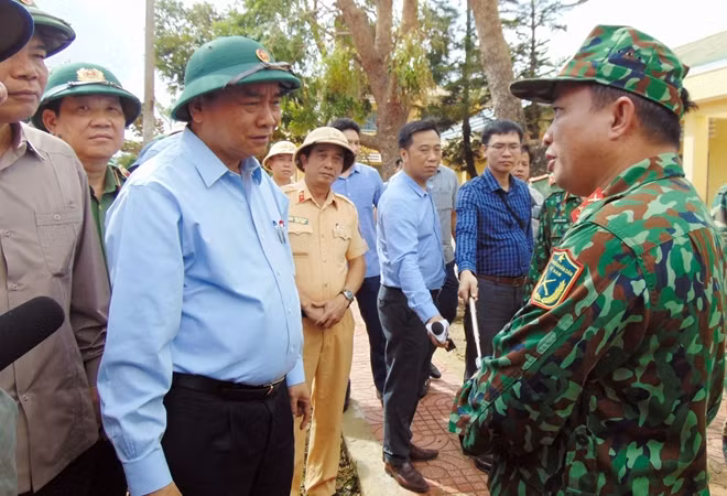 Thủ tướng thăm hỏi lực lượng giúp đỡ Trường THCS thị trấn Châu Ổ, huyện Bình Sơn khắc phục hậu quả bão số 9.
