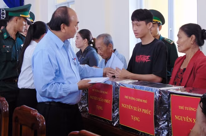 Thủ tướng Nguyễn Xuân Phúc tặng quà cho người dân huyện Núi Thành bị ảnh hưởng nặng do bão số 9.