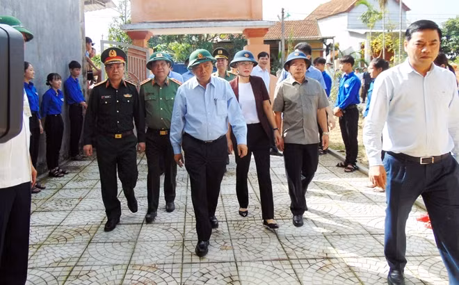 Thủ tướng Nguyễn Xuân Phúc đi kiểm tra thực tế thiệt hại do bão số 9 tại tỉnh Quảng Ngãi.