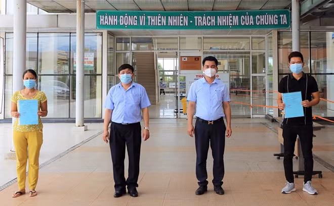 Lãnh đạo BVĐK Trung ương Quảng Nam trao giấy chứng nhận khỏi bệnh cho 2 bệnh nhân COVID-19.