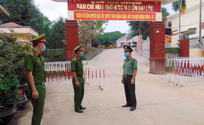 Thượng tá Phạm Phú Vân thăm hỏi, động viên CBCS làm nhiệm vụ tại khu cách ly tập trung của huyện Đại Lộc.