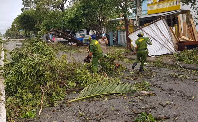 Cán bộ Phòng Cảnh sát quản lý hành chính về trật tự xã hội Công an tỉnh Quảng Nam hỗ trợ khắc phục hậu quả bão số 9.