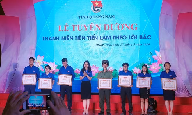 Lãnh đạo Tỉnh đoàn Quảng Nam trao Bằng khen cho Đoàn Thanh niên Công an tỉnh cùng các tập thể có thành tích xuất sắc trong công tác Đoàn.
