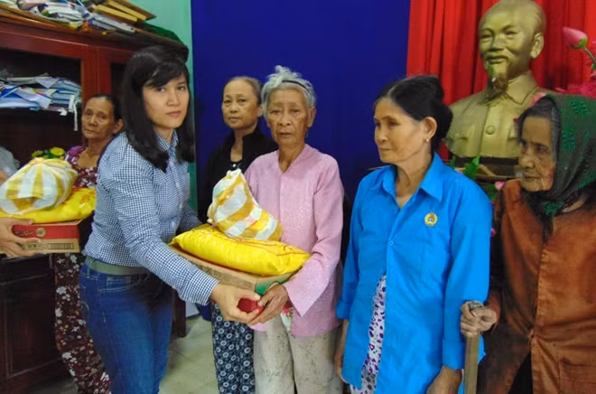 Người dân xã Điện Phương, thị xã Điện Bàn xúc động nhận quà từ nhà tài trợ.