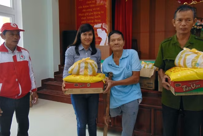 Đại diện Nhóm thiện nguyện Đà Nẵng và những người bạn trao quà cho bà con vùng lũ Duy Phước, huyện Duy Xuyên.