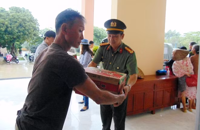 Vận chuyển quà tặng vào điểm tập kết để trao tặng cho Nhân dân vùng lũ tại xã Duy Phước, huyện Duy Xuyên.