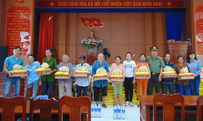 100 suất quà đã được trao tận tay cho người dân xã Duy Phước, huyện Duy Xuyên.