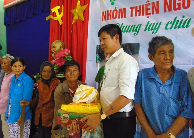 Lãnh đạo xã Điện Phương, thị xã Điện Bàn trao quà cho người dân địa phương.