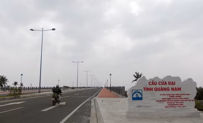 Cầu Cửa Đại, nơi anh Đ. nhảy xuống sông mất tích.