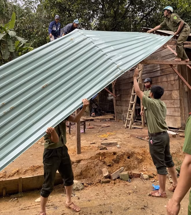 Cán bộ Công an tham gia lợp lại mái tôn.