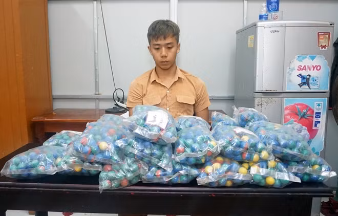 Long và số pháo tang vật tại cơ quan Công an. Ảnh: B.Đ