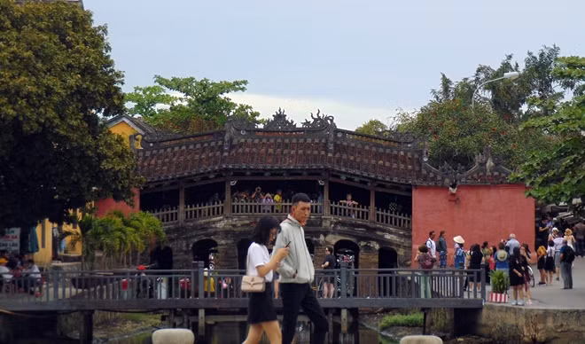 Du khách tham quan chùa Cầu, một biểu tượng của TP Hội An, tỉnh Quảng Nam.