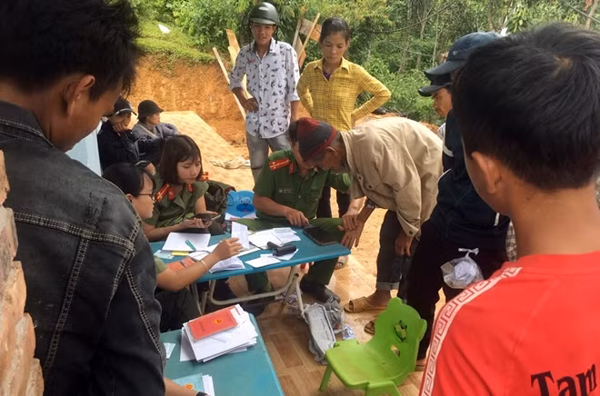 Giải quyết thủ tục hành chính cho người dân địa phương.
