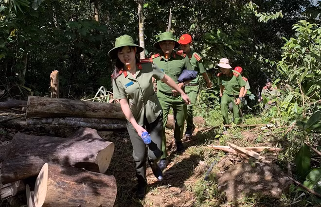 Các ĐVTN băng bộ đường rừng về với bà con vùng sâu, vùng xa để triển khai "Hành quân xanh".