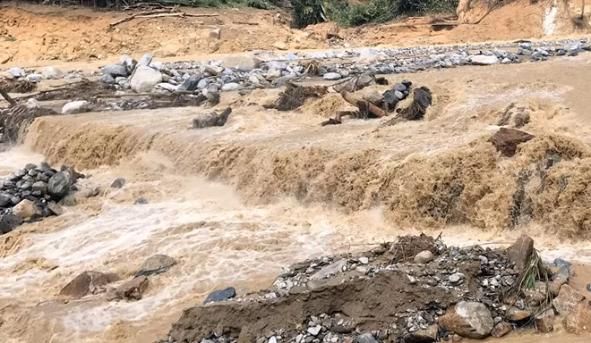 Một đoạn suối Nước Mắt tại xã Phước Công, huyện Phước Sơn.