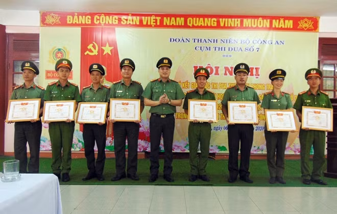 Trung tá Đồng Đức Vũ trao Bằng khen cho 8 tập thể.