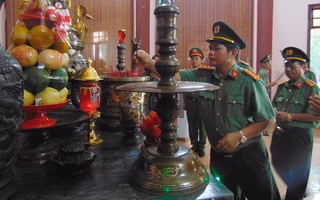 Đại tá Huỳnh Sông Thu, Phó Giám đốc Công an tỉnh Quảng Nam, dâng hương tri ân anh hùng liệt sĩ An ninh khu V.
