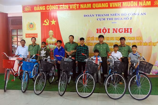 Trao tặng xe đạp cho các em học sinh có hoàn cảnh khó khăn.