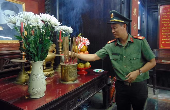 Đoàn viên thanh niên Công an dâng hương Cụ Huỳnh Thúc Kháng.