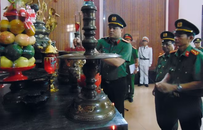 Trung tá Đồng Đức Vũ dâng hương tri ân anh hùng liệt sĩ An ninh khu V.