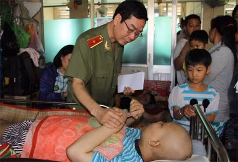 Những hình ảnh xúc động tại buổi thăm, tặng quà Tết của Báo CAND cho bệnh nhi đang điều trị tại Bệnh viện Ung bướu TP HCM sáng 13/2.