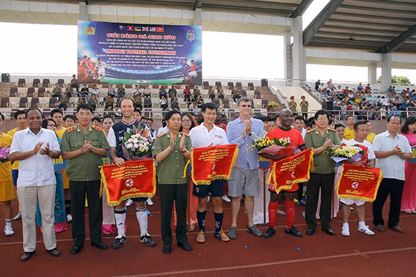 Thứ trưởng Thường trực Đặng Văn Hiếu cùng các đại biểu tặng cờ, hoa lưu niệm cho các đội bóng. Ảnh Việt Hưng.