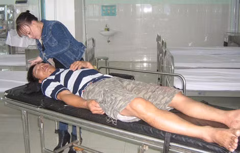 Nạn nhân Đoàn Thanh Bình đang cấp cứu tại bệnh viện.