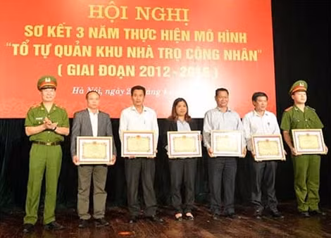 Thiếu tướng Đinh Văn Toản trao Giấy khen của Giám đốc CATP cho các tập thể, cá nhân có thành tích xuất sắc.