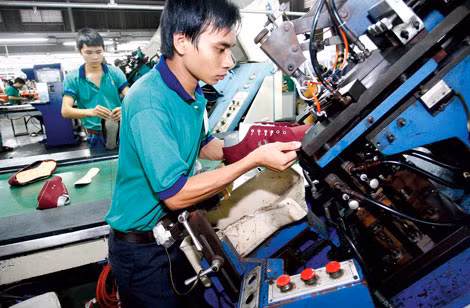 Quyền lợi của nhiều người lao động vẫn bị ảnh hưởng vì doanh nghiệp chiếm dụng tiền bảo hiểm. Ảnh: C.T..