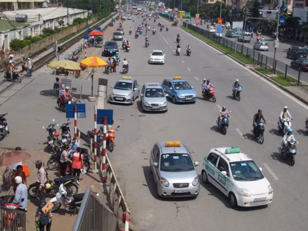 Xe taxi dàn hàng ngang trước cổng BV Bạch Mai để “vợt” hành khách.