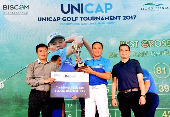Ông Nguyễn Tiến Đức - CT HĐQT công ty Unicap, Trưởng BTC trao giải Best Gross cho golfer Tạ Anh Chiến