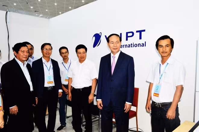 Chủ tịch nước Trần Đại Quang và Phó Thủ tướng Phạm Bình Minh đến thăm booth điều hành kỹ thuật của VNPT tại Trung tâm Báo chí quốc tế APEC 2017.