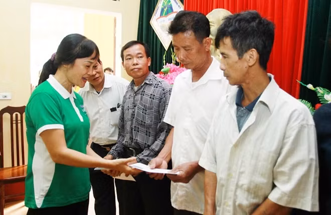Đại diện Vinamilk trao quà cho người dân nghèo tại Chương Mỹ và Mỹ Đức.