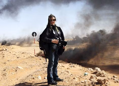 Phóng viên ảnh chiến trường Lynsey Addario ở Lybia hồi năm 2011, một thời gian ngắn trước khi cô bị bắt giữ.