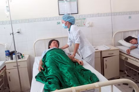 Các bệnh nhân bị ngộ độc thực phẩm đang được cấp cứu và điều trị tại Bệnh viện Hoàn Mỹ Đà Nẵng.