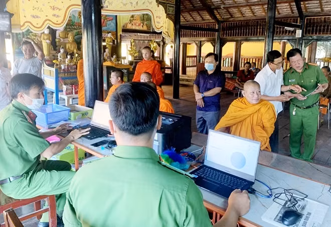 Công an tỉnh Bạc Liêu tổ chức cấp CCCD cho các vị chư tăng, phật tử đồng bào Khmer huyện Vĩnh Lợi.